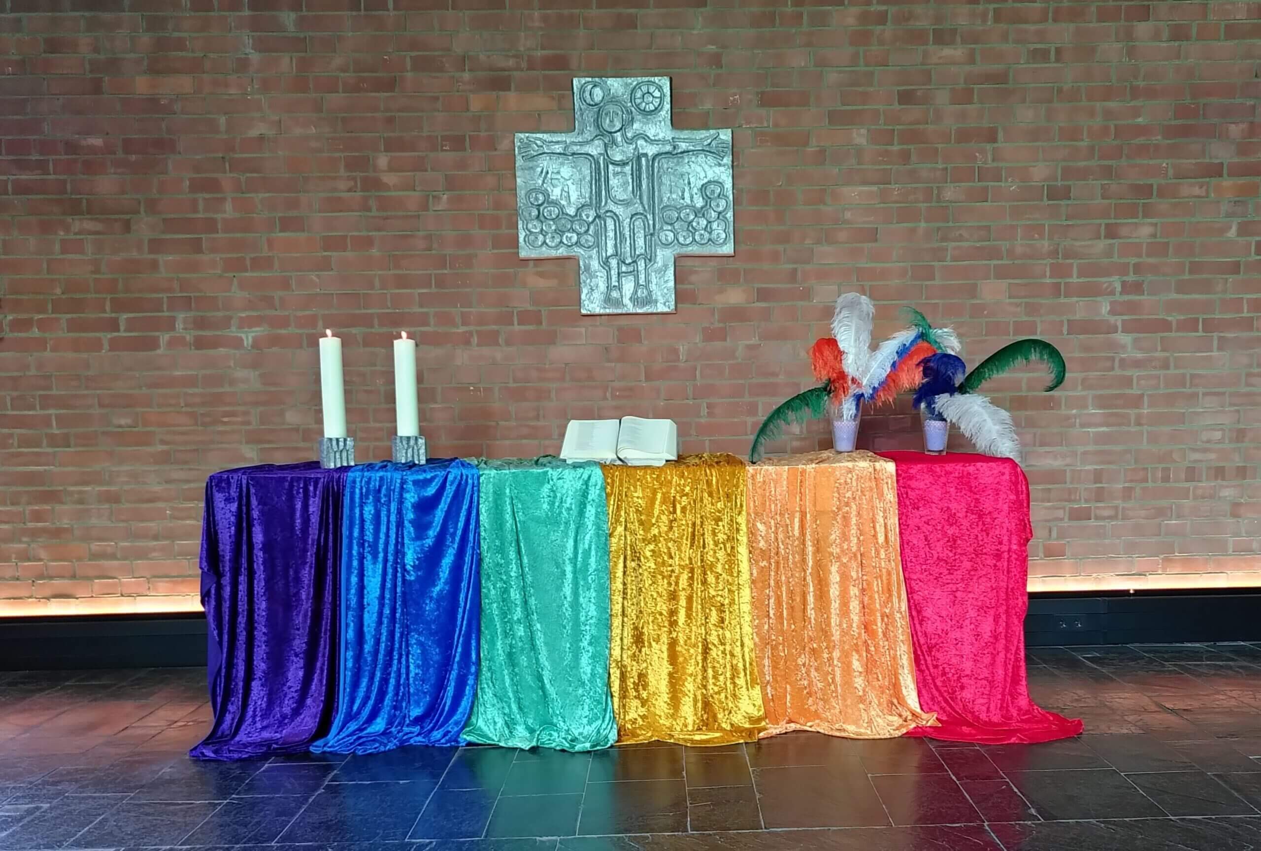 Altar mit Regenbogen